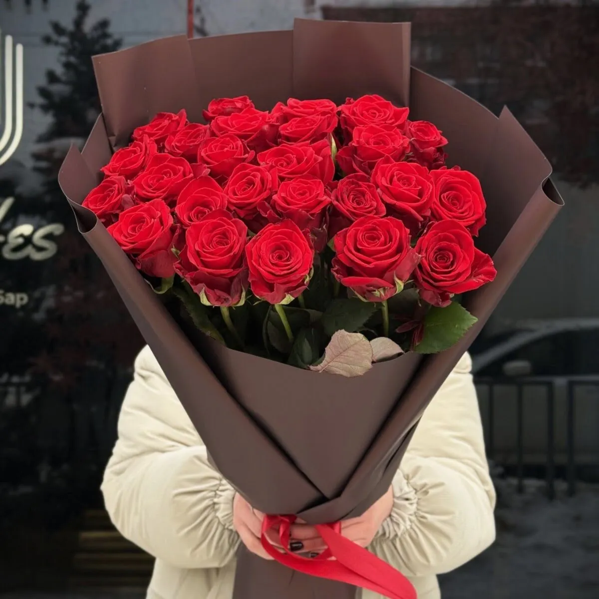 25 красных роз 70 см